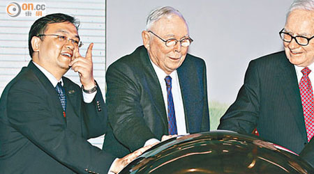 巴菲特（右）早年買入比亞迪，更曾與該公司董事長王傳福（左）出席活動。