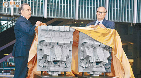 滙控CEO歐智華（左）同主席范智廉（右）專程為石獅揭幕。（蕭毅攝）