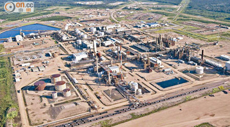 尼克森持有不少油砂項目。圖為位於加拿大艾伯塔省的油砂提煉設施。