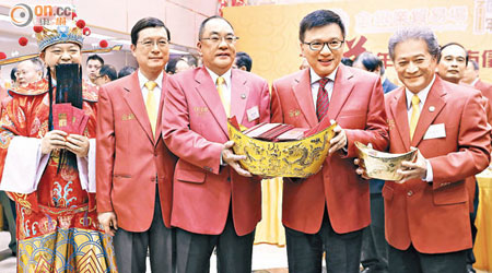 金銀業貿易場理事長陳尚智（左三）表示，「黃金滬港通」最快六月開通。（袁志豪攝）