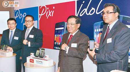 TCL李東生（右二）表示，不急於推出Palm品牌的產品。右一為TCL通訊首席執行官郭愛平。（羅錦鴻攝）