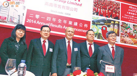 高鑫黃明端（左二）料未來兩三年電商的總交易額大增。（鄧宇航攝）