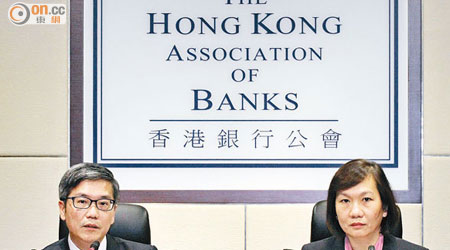 金管局副總裁阮國恒（左）昨日重申，已鼓勵銀行定期抽查已承做的按揭。右為黃碧娟。（梁耀榮攝）
