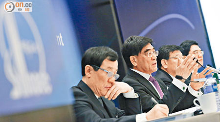 傅成玉（左二）稱，今年是觀察海外收購機會的時機。