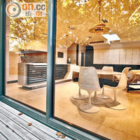 建築師着重住宅的環保功能，落地大窗有助透光，室內光潔明亮。
