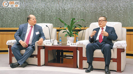 立法會議員張華峰（左）昨率團與深圳市副市長陳應春會面。