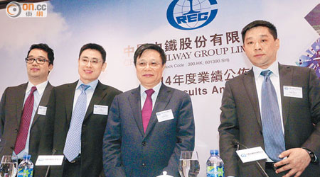 中鐵李長進（右二）表示，公司將積極拓展海外業務。右一為肖聖，左二為于騰群。（蘇文傑攝）