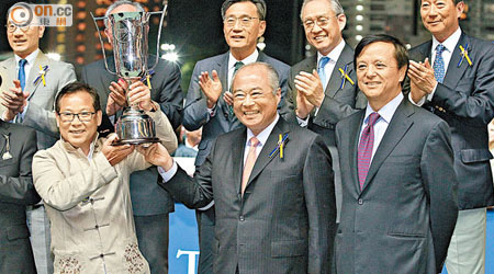 周松崗同李小加（前排中、右）親身為「香港交易所盃」頒獎。
