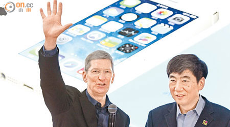 內地果迷可謂Apple「大客」。左為Apple行政總裁庫克，右為中移董事長奚國華。