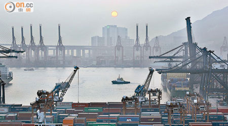 香港貨櫃碼頭全球排名跌落第五位，首季貨櫃處理量年跌逾百分之八。