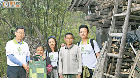 恒生林燕勝（左）帶埋義工，去雲南睇佢哋有份資助興建嘅沼氣設施。