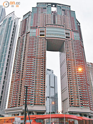 九龍站有豪宅投資者大手放售旗下物業，包括2伙凱旋門（圖）及3伙天璽。