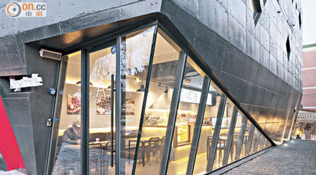 Go.mir Guest House置於地下的咖啡店是全屋唯一通透明亮的部分，玻璃外牆令人眼前一亮。