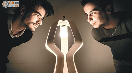 新進設計師Maxime Castric（左）與Angelo Poignant（右）致力用創意改變恒常材料的框框，讓家具增添動人新意。圖為枱燈作品「LOODEN」。