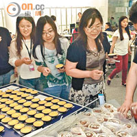 李英豪（右一）生日當日請一眾同事品嘗地道香港蛋撻。