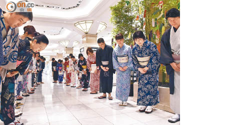 日本人待客有禮，客人離開時往往有成排職員鞠躬送別。