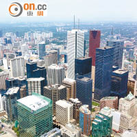 多倫多市中心高樓大廈林立，是跨國企業及大型公司總部集中地。