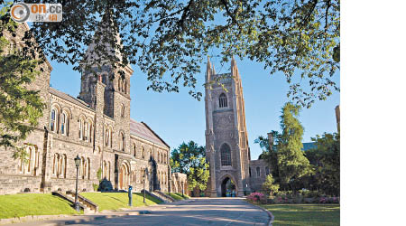 多倫多大學為當地著名學府之一。