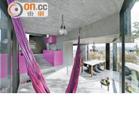 住宅混凝土不加修飾，部分家具則以鮮艷顏色作平衡效果。