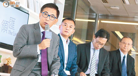 領匯王國龍（左一）指新收購能即時增加公司現金流。（鄧宇航攝）