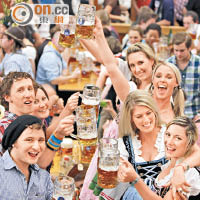 在德國舉行的啤酒節，每年均吸引大批當地居民及旅客參加。
