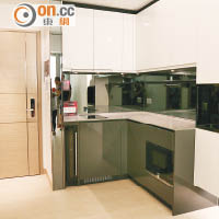 東環II一房示範單位實用面積為379方呎，廚房採用開放式設計。（何駿軒攝）