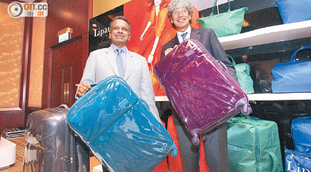 內地客買嘢習慣唔同晒，新秀麗行政總裁Tainwala（左）同主席Parker（右）就最清楚。（潘國禮攝）