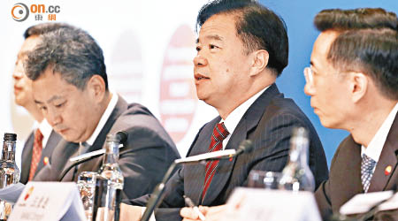 中石油董事長王宜林（右二）表示，中石油佔內地天然氣70%市場份額。（何頴賢攝）