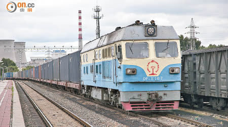 內地鐵路日均貨運裝車數較上月增百分之一點二。（資料圖片）