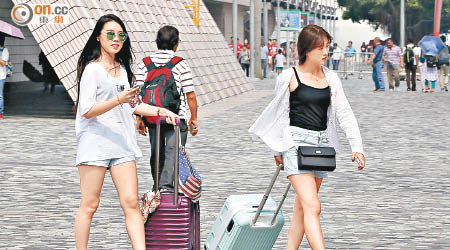 訪港內地旅客數目大幅減少，影響本港零售市道。