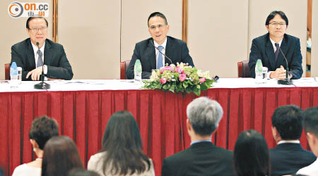 長建主席李澤鉅（中）日前聯同集團副主席兼執董葉德銓（右）、董事總經理兼執董甘慶林（左）現身為合併解畫。（資料圖片）