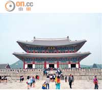 首爾融合傳統與現代，每年吸引大批旅客到訪。圖為景福宮。