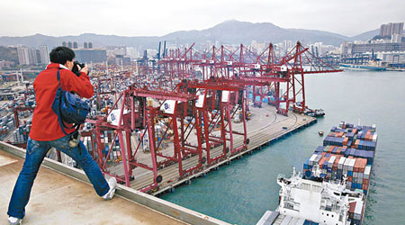 本港出口商預期，內地尤其是深圳港口將進一步搶走本港貨櫃碼頭生意。（資料圖片）