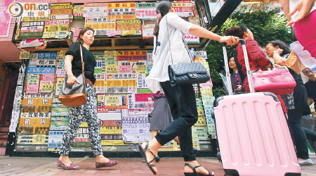 本港經濟持續不景氣，零售商戶紛紛撤出核心區。（資料圖片）