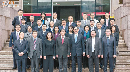 金管局率領銀行公會代表團訪問上海及北京。前排右三為金管局總裁陳德霖。