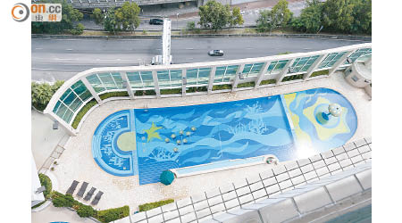 荃灣翠豐臺設有泳池，住客可以隨時暢泳。（梁鵬威攝）