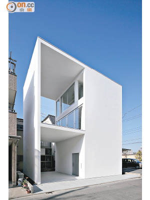 東京Little House with a Big Terrace，突破一般住宅追求室內面積的常規，平衡室內外互動空間。