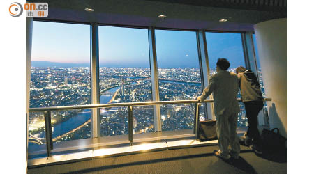 東京晴空塔鳥瞰全市，日夜景色同樣醉人。