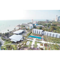 芭堤雅沿海而建，是泰國度假勝地，高級酒店林立。