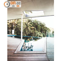 別墅平台採半開放式設計，「V」形泳池面向大自然美景。