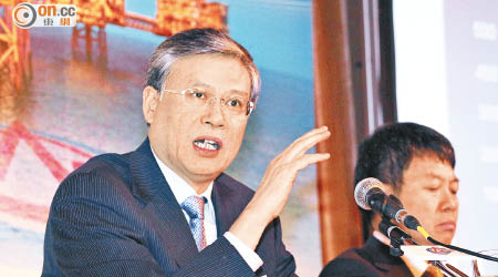 中海油首席執行官李凡榮（左）表示，在低油價下公司很注重「降本增效」及現金流管理。（何駿軒攝）