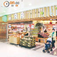 大埔超級城設有超市及百貨公司。