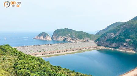 萬宜水庫東壩可賞各類岩石。