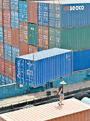 本港港口貨櫃吞吐量連續下跌十九個月。（資料圖片）