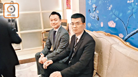 鼎豐鄭潤聰（左）指出，今年會更審慎進行擔保業務。右為行政總裁吳志忠。