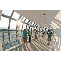 東京墨田區的晴空塔上，旅客欣賞都市景觀。