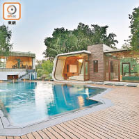 住宅後院設戶外泳池，空間偌大，盡情享受日光浴及暢泳。