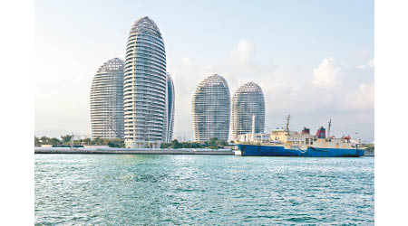 三亞市大力發展旅遊業，興建大型郵輪碼頭，沿岸有不少新型住宅。