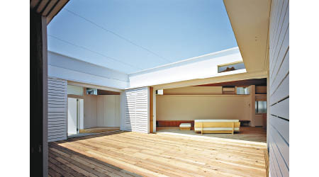 F-WHITE天井庭院置於住宅中央，為室內各部分引入陽光。
