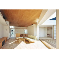 客飯廳以木家具為主，布置簡潔，色調和諧。
